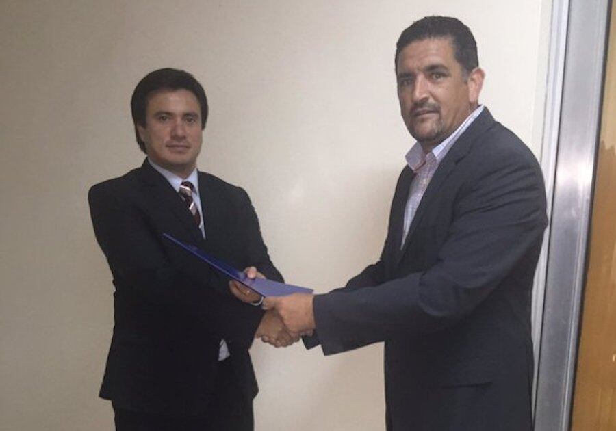 El propio Enrique Sánchez entregó la nota firmada por Robert Harrison. Foto: @RHarrrisonPteAPF