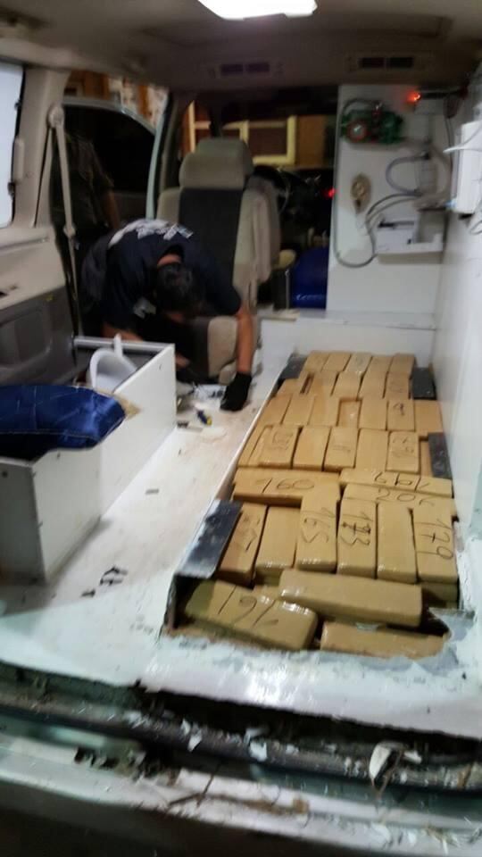 Minuciosamente los investigadores fueron sacando los panes, que pesaron 257 kilos.[/caption]