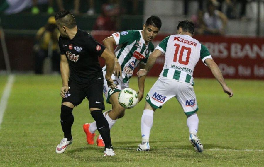 Jorge Moreira no puede ante la marca de Diego Godoy y Hugo Lusardi. Foto: Aníbal Gauto.