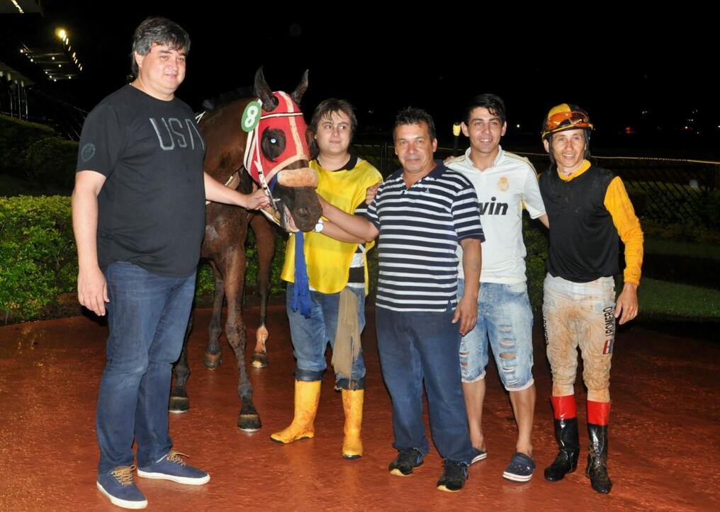 El propietario de Tan Preciosa y allegados del stud Jhonnie Walker celebran la obtención del Clausura.