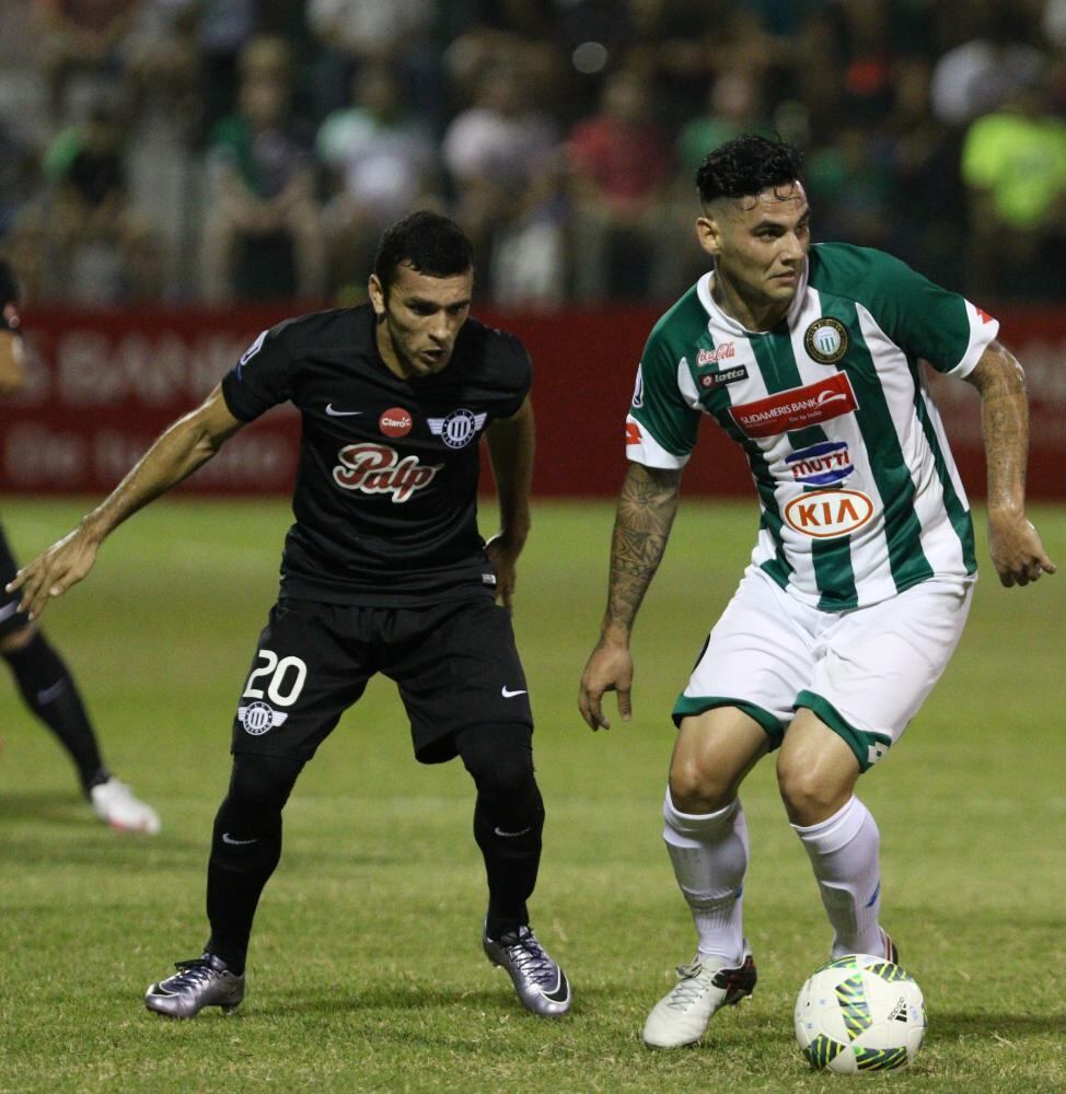 Marco Acosta, defensor de Rubio Ñu, domina el balón ante la presencia del liberteño Antonio Bareiro. ambos están anunciados para el juego de hoy.