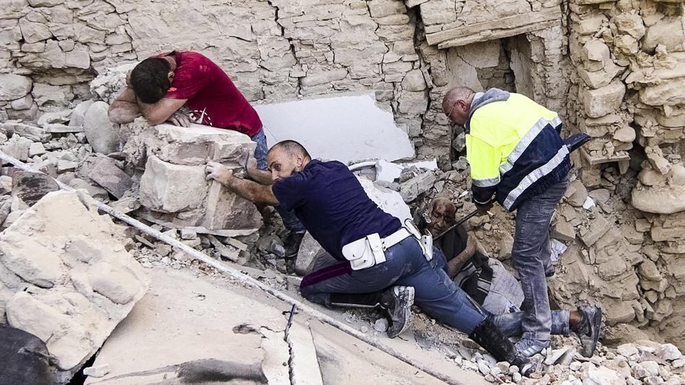 Socorristas, bomberos y voluntarios luchan desesperados contra el tiempo para salvar vidas.