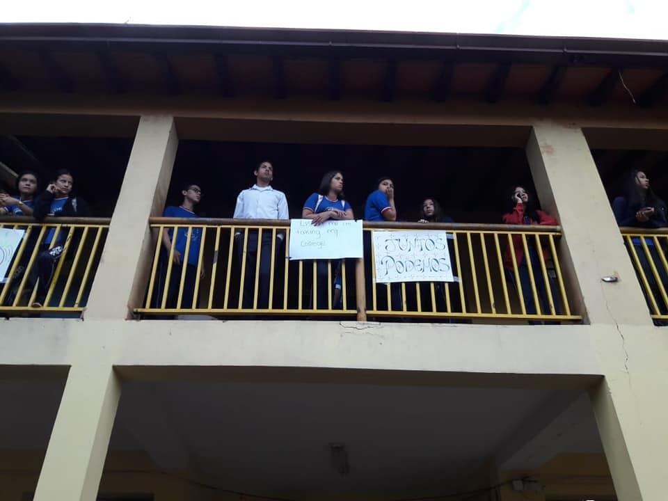 Alumnos tomaron un pabellón del colegio. FOTO: GENTILEZA.