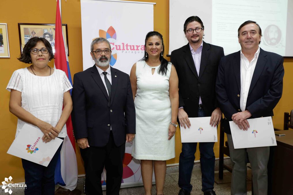 Los premiados junto al ministro de Cultura y la rectora de la UNIBE.Foto: Gentileza.