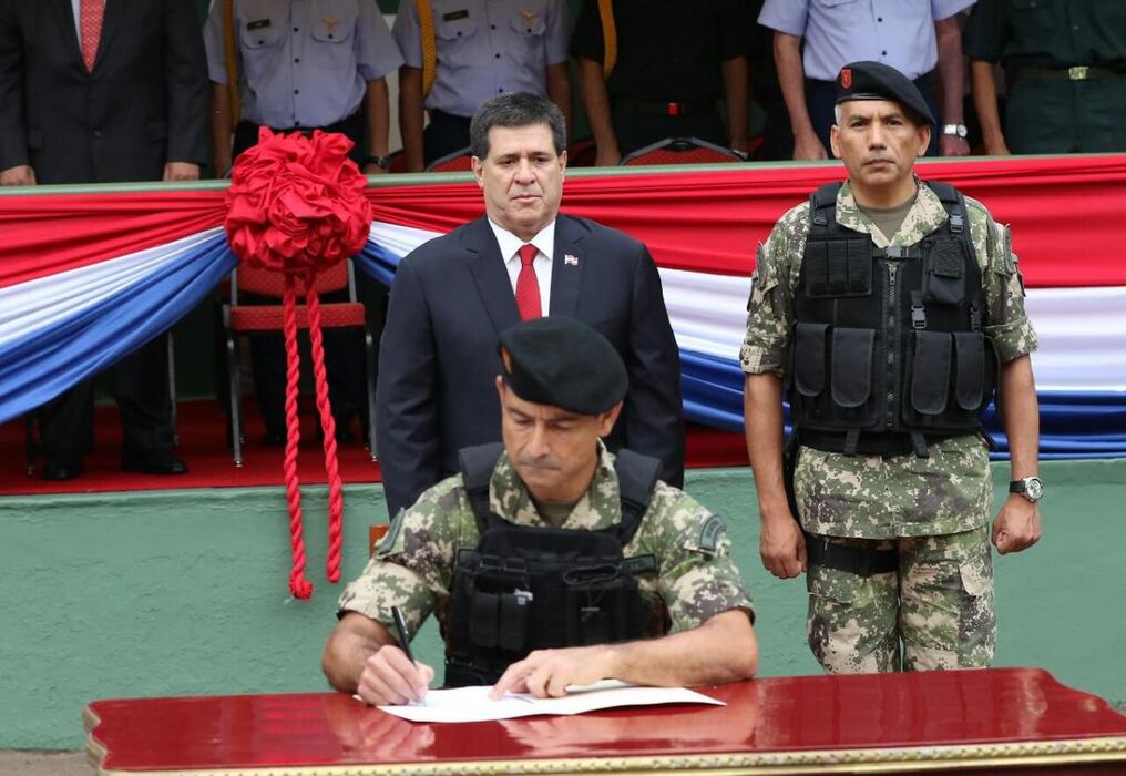 El presidente Horacio Cartes observa al coronel Ortega cuando firma el decreto de su relevo. Foto: Christian Meza.