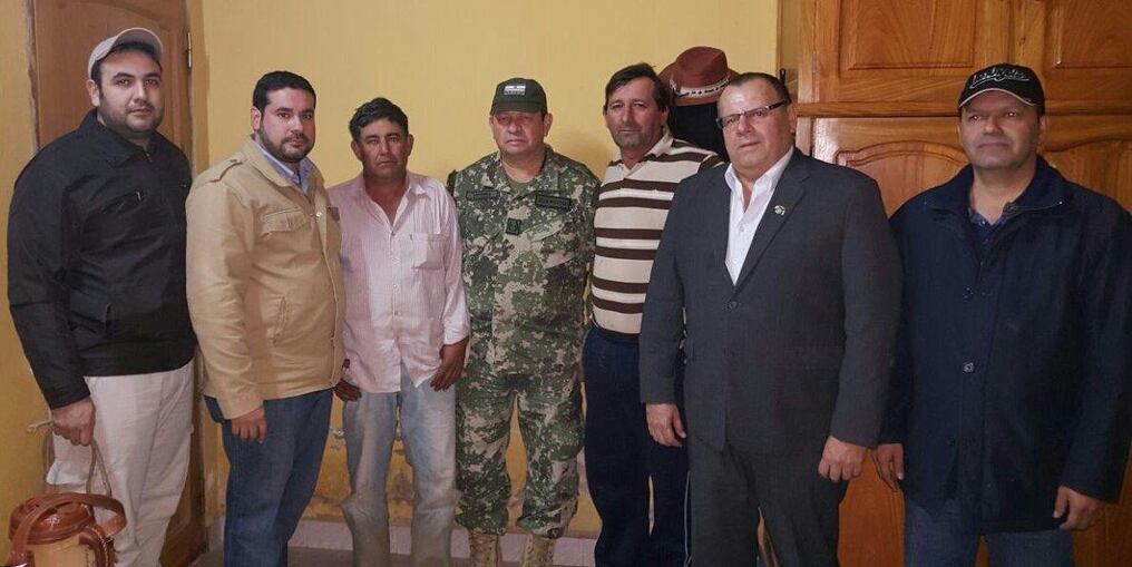 Rómulo Rojas y su empleado, Modesto Alfonzo, junto a autoridades fiscales, policiales y de la FTC. Foto: Gentileza Ministerio Público.