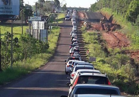 Larga fila de vehículos de turistas brasileños retornando a su país tras comprar en Saltos del Guairá. Foto: HOY.
