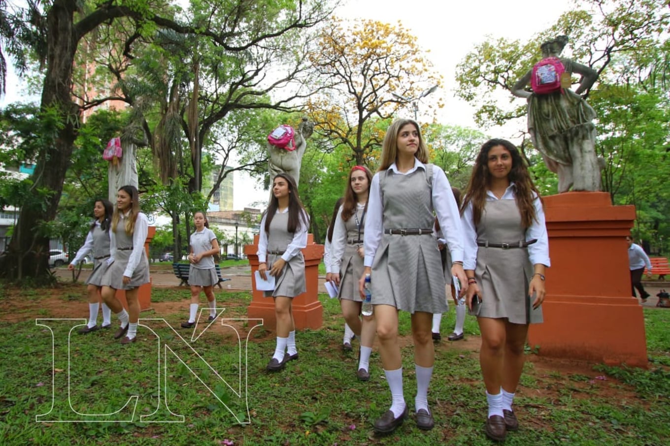 La Bailarina, La Bañista y Afrodita cargan con las mochilas en sus hombros, tras la acción estudiantes de "Las Teresas". Foto: Fernando Riveros.