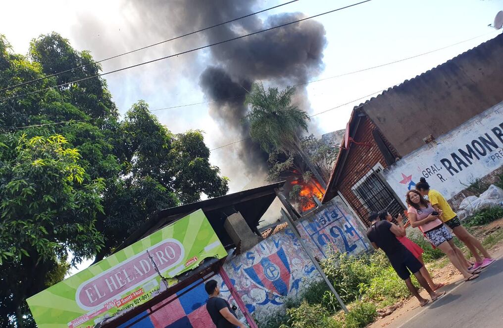 Se incendió un depósito de lubricantes