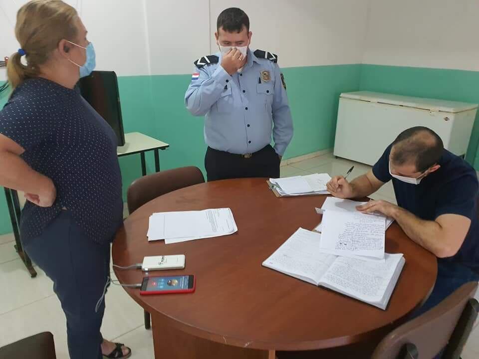 La fiscal Teresa Sosa se constituyó en la Comisaría 9na, donde fue informada que la denuncia contra Karim Salum no existe. Foto: Gentileza.