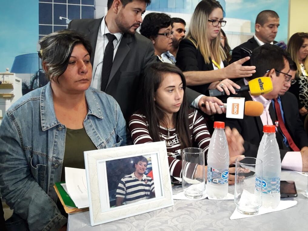 Familiares de albañiles que perdieron la vida en el operativo Romai, denunciaron en el Senado que el mismo se trató de una ejecución. Foto: Radio 1000.