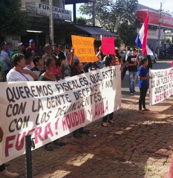 Ciudadanos de Itá reclaman salida de fiscales. Foto: Gentileza
