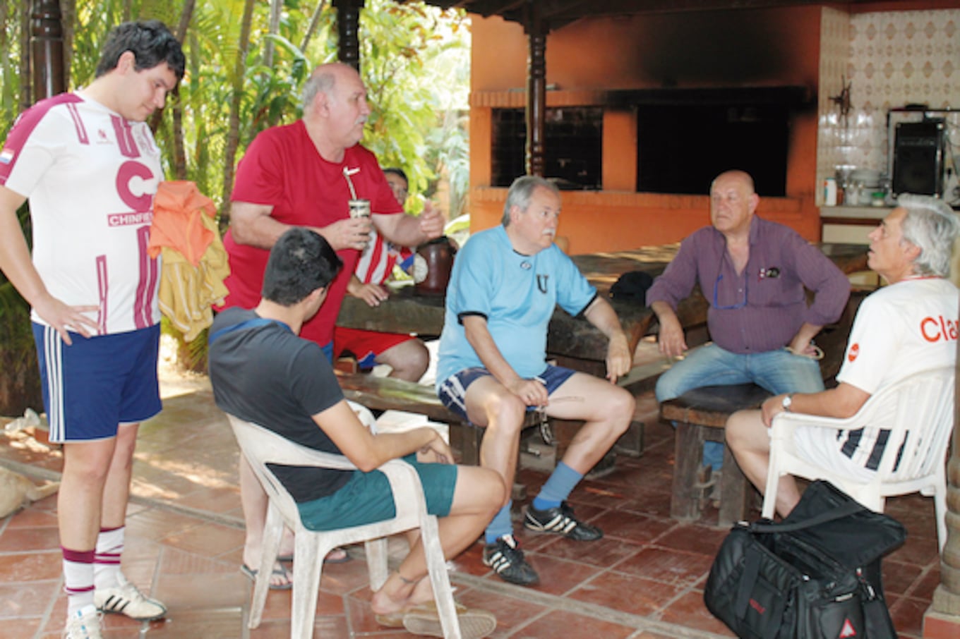 La tertulia previa de siempre, en la que cada quien tiene la “solución” para los problemas del país y del fútbol.