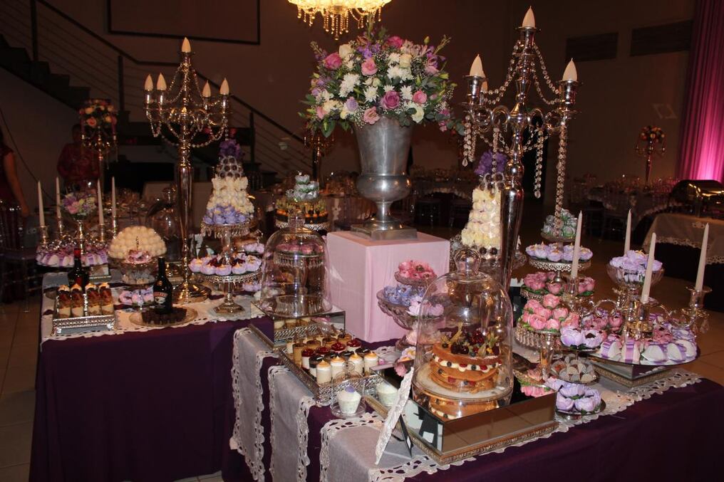 La mesas de dulces y candy bar de La Oma. 