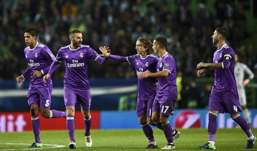 Karim Benzema festeja su gol junto a sus compañeros, fue el segundo para Real Madrid. 