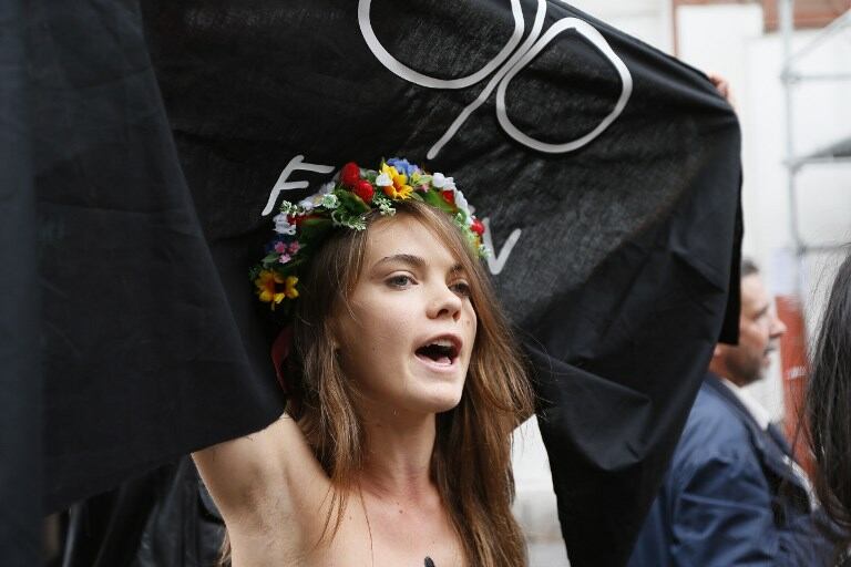 La activista ucraniana, cofundadora del grupo feminista Femen, Oksana Shachko, en una protesta por los derechos políticos de las mujeres en Paris. Foto: AFP