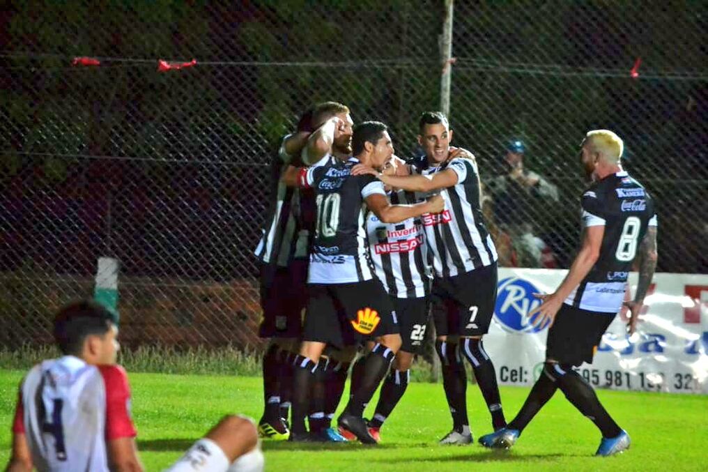 Tras consumarse el tercer gol santaniano, los jugadores celebran regocijados. Una victoria que aguardaron por mucho tiempo.