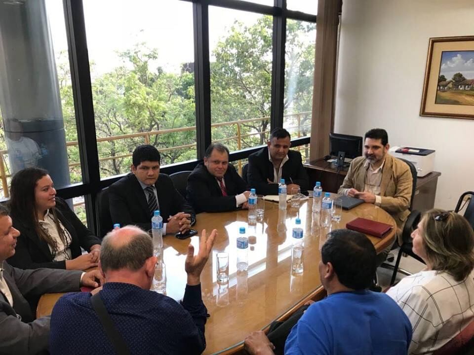 El senador Tony Apuril, de Hagamos, se reunió con organizaciones civiles que desean plantear la reforma de la Policía Nacional. Foto: Gentileza.