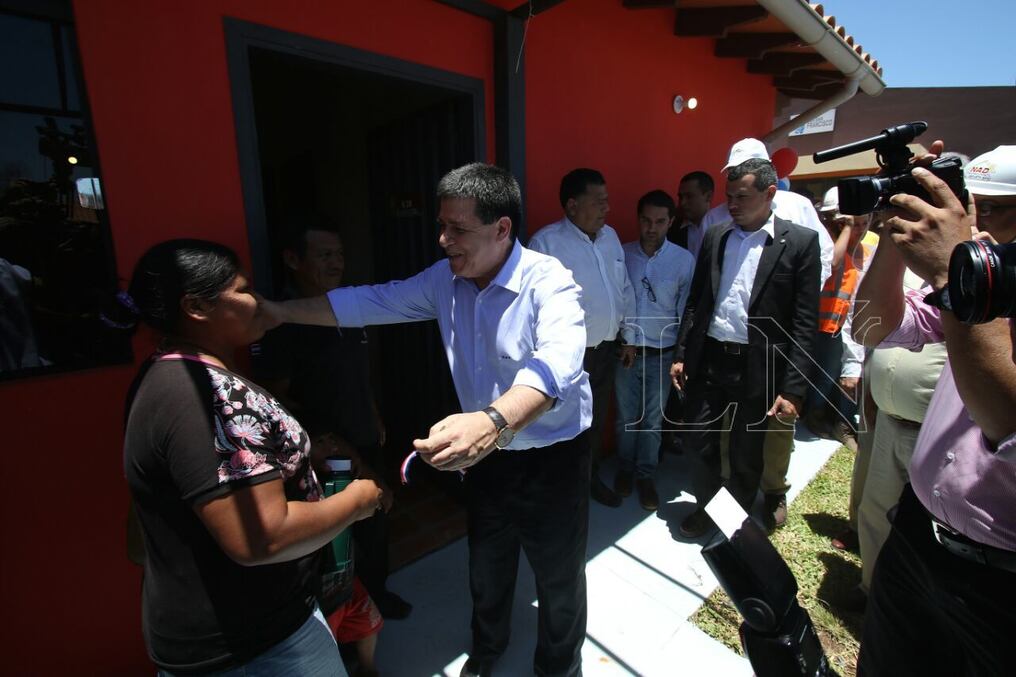 El presidente Horacio Cartes saludaba a una de las nuevas pobladoras del barrio modelo San Francisco, el día que se mudó a su nueva casa. Fotos: Christian Meza.