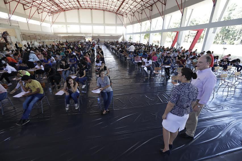 Jóvenes pugnan por una de las becas para costear sus estudios universitarios.