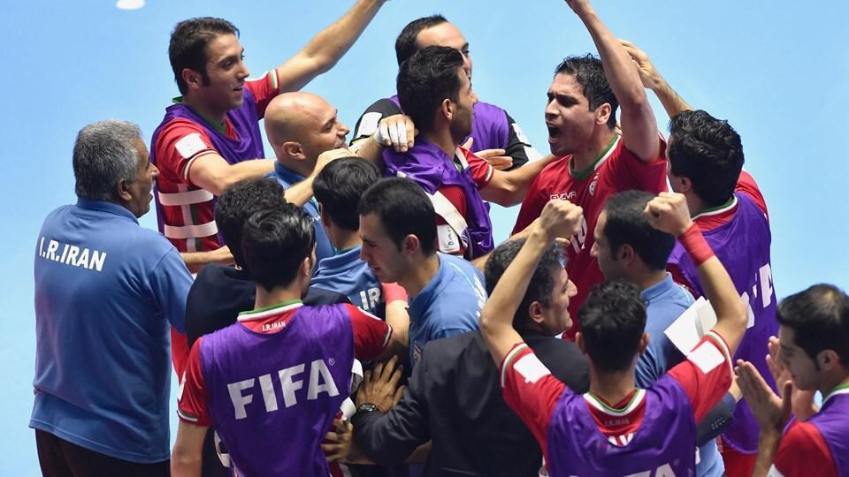 Los jugadores iraníes celebran el pase por primera ocasión a las semifinales de un campeonato mundial.