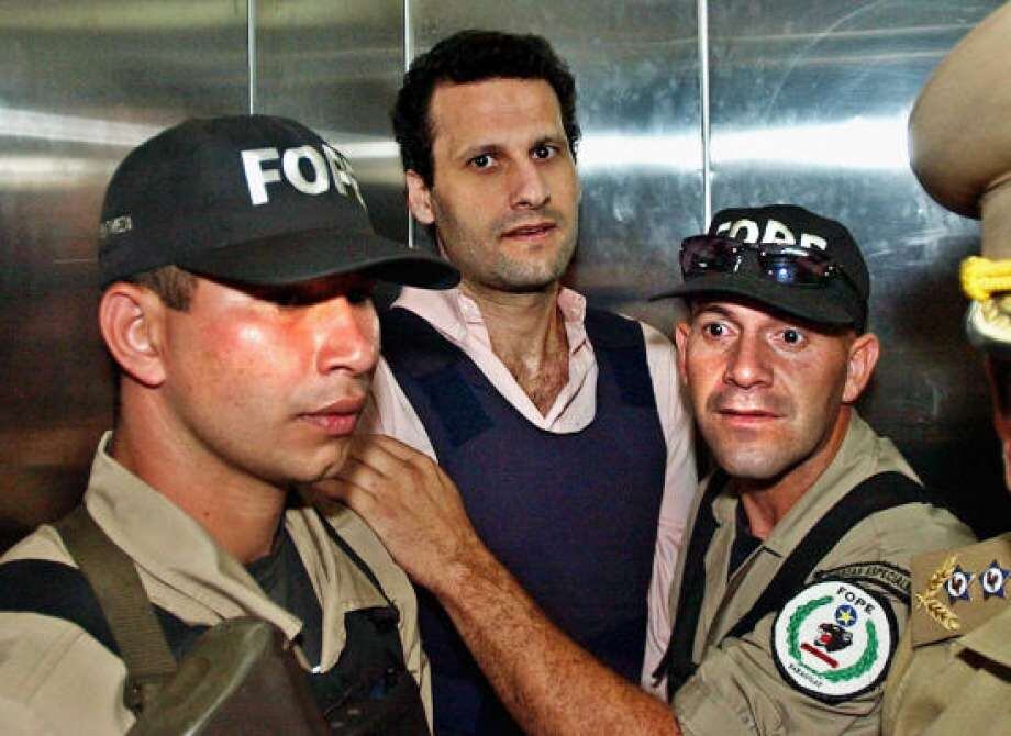 Assad Barakat rodeado de agentes de la FOPE en un anterior procedimiento. Foto: Gentileza