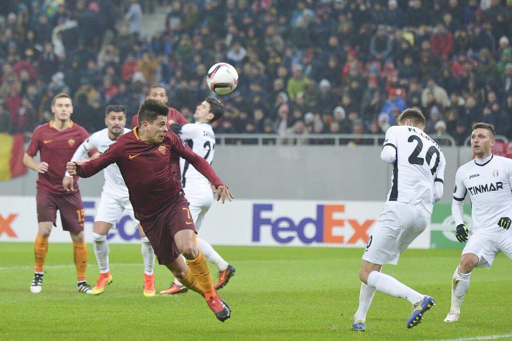 Juan Manuel Iturbe de cabeza busca el gol sin poder conseguirlo. Foto: AS Roma