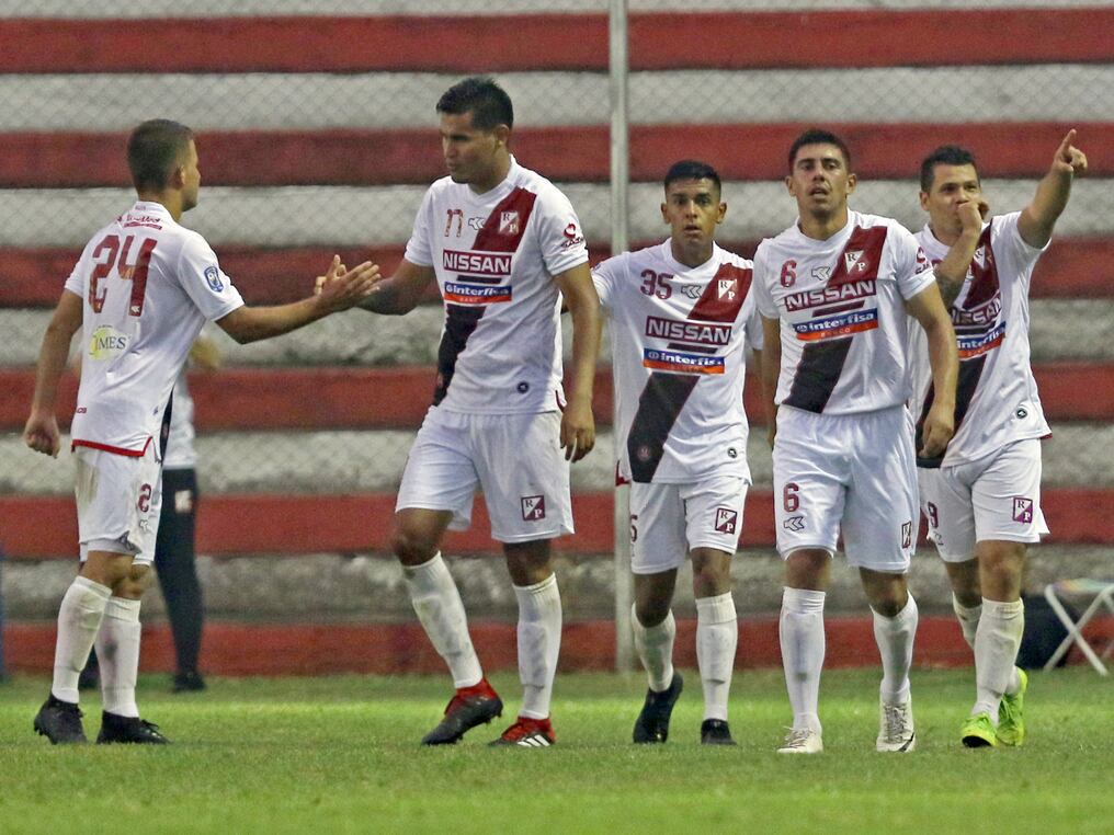 Ramírez (derecha), goleador de River, celebra su gol junto a Saldívar, Colmán, Giménez y Vera.