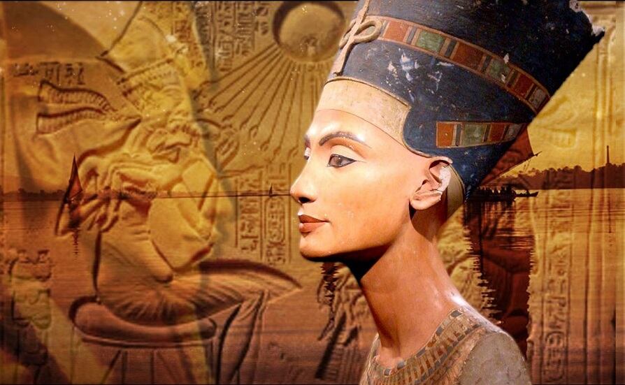 Nefertiti fue la esposa de Akenatón, faraón que convirtió temporalmente el Antiguo Egipto al monoteísmo, imponiendo el culto exclusivo al Dios del Sol.