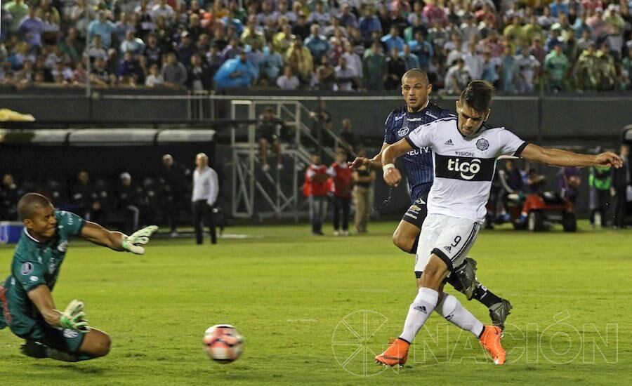 Brian Montenegro picó hasta el fondo y ganó en el anticipo. Definió con precisión para el segundo tanto del conjunto franjeado. Era el 2 a 0 parcial.foto:NÉSTOR SOTO