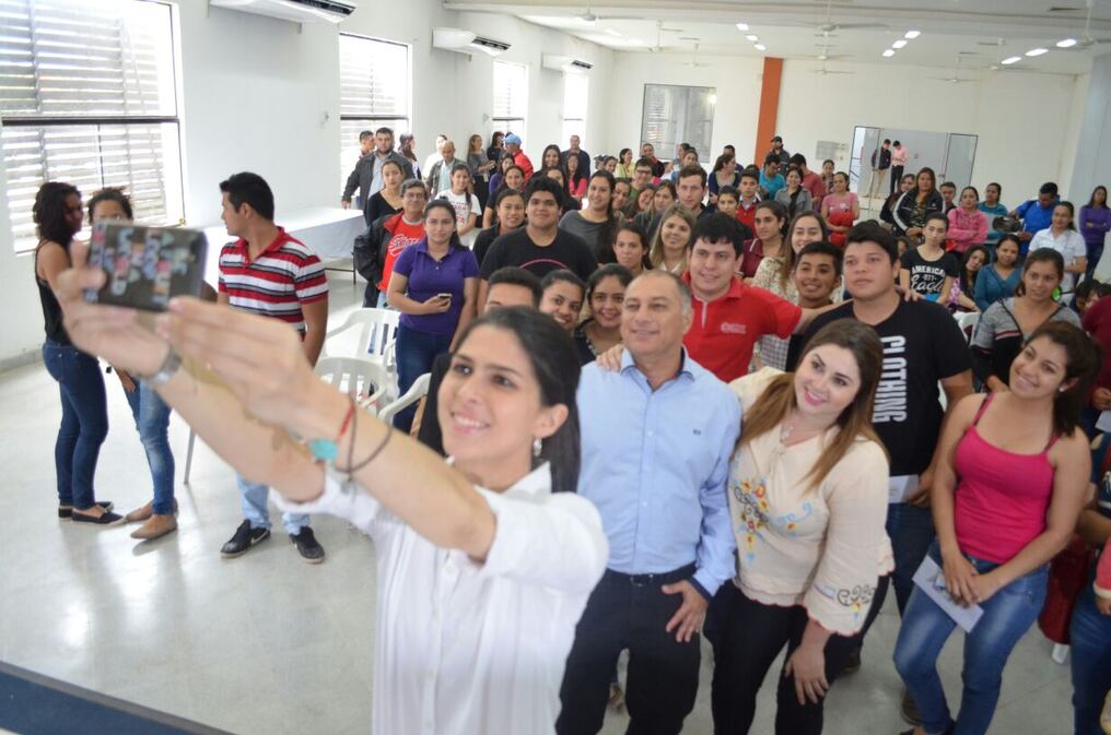 La ministra de la Juventud entregó becas a 130 jóvenes del departamento de Ñeembucuú. Foto: Gentileza.