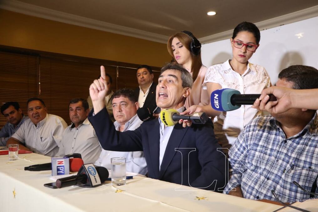 Luis Villamayor, abogado de la Asociación de Operadores de Petropar, durante conferencia de prensa. Foto: Fernando Riveros