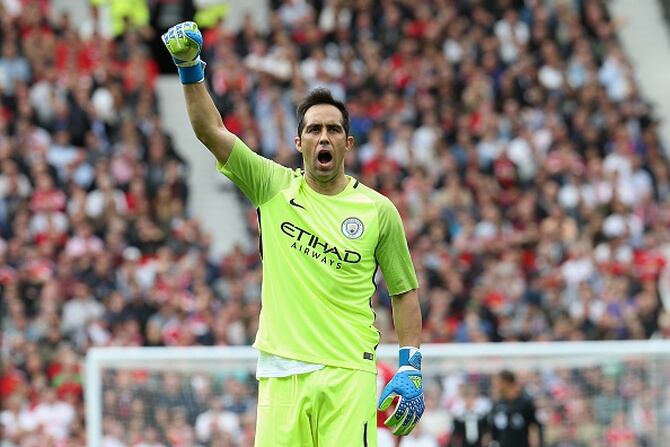 El golero chileno Claudio Bravo desvío el último penal de Riyad Mahrez y le dio el triunfo al Manchester City en la Copa de la Liga.