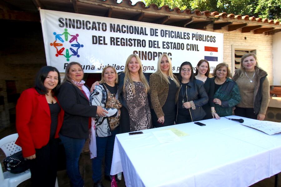 Miembros del Sindicato Nacional de Oficiales Públicos.