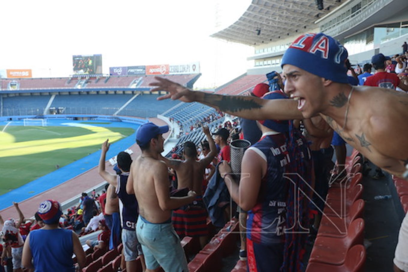 En La Nueva Olla, una parte de la parcialidad pudo seguir el partido en pantallas gigantes.FOTO:CRISTÓBAL NÚÑEZ