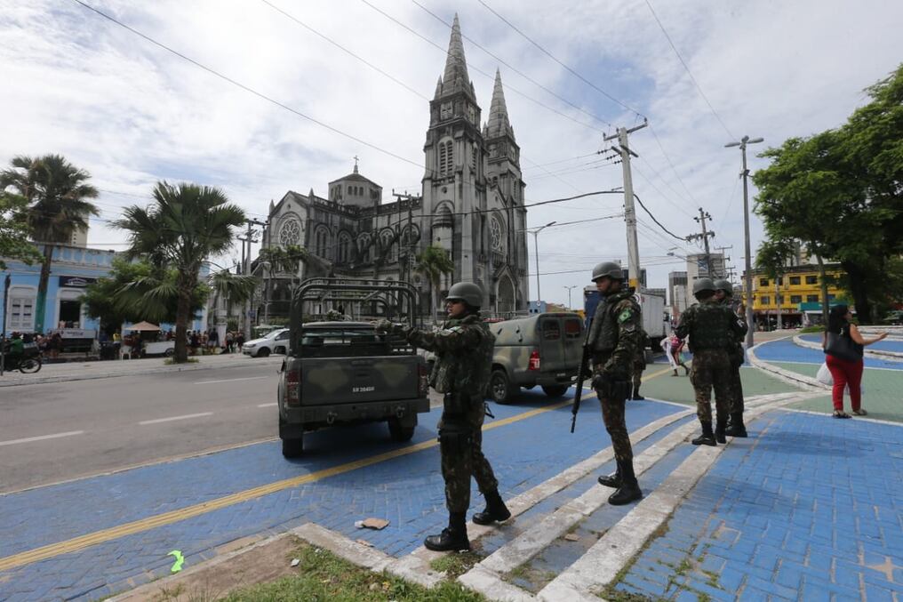 Efectivos de la Policía Militar haciendo patrullaje en Fortaleza. Foto: Portal G1.