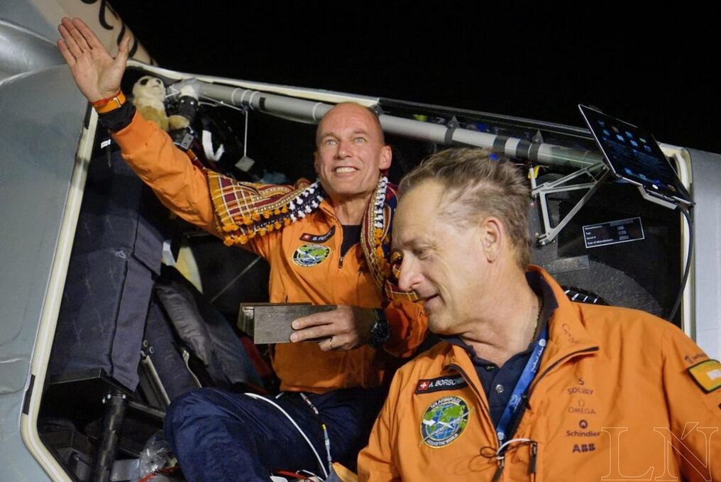 Los pilotos suizos Bertrand Piccard (izq) y Andre Borschberg (2º izq) se despiden de El Cairo.