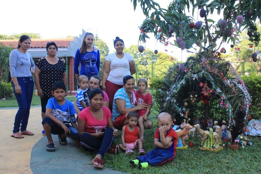 Decenas de familias se encuentran en el Hospital Acosta Ñu. Foto: Gentileza