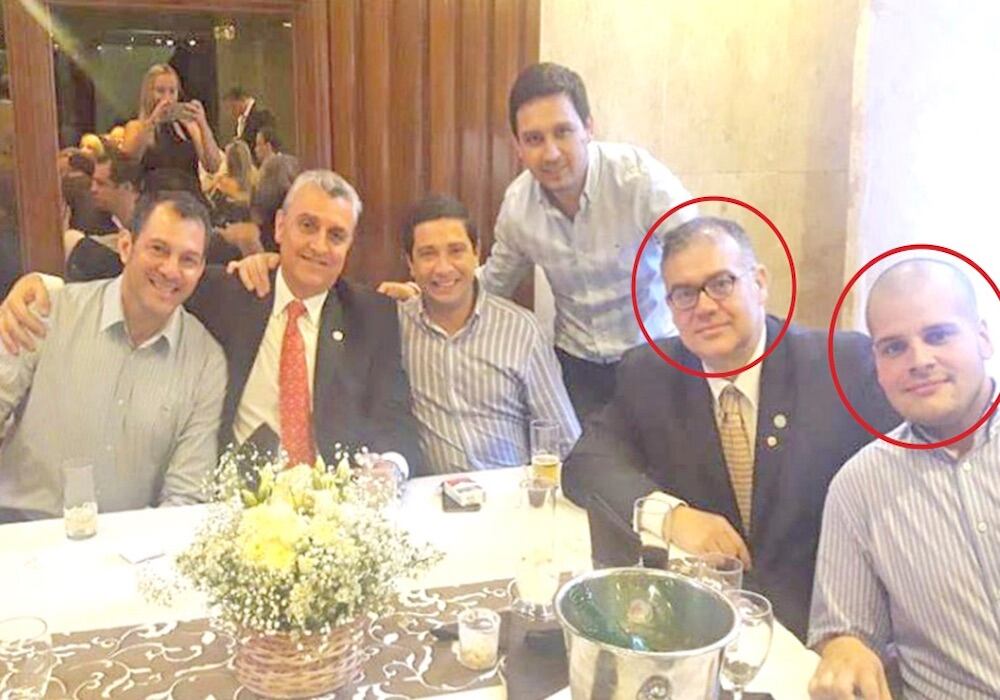Víctor Rodríguez Ullón y Julio Ullón (Der.), acompañados del ministro del Interior, Juan Ernesto Villamayor, y otros amigos, en una noche de fiesta.