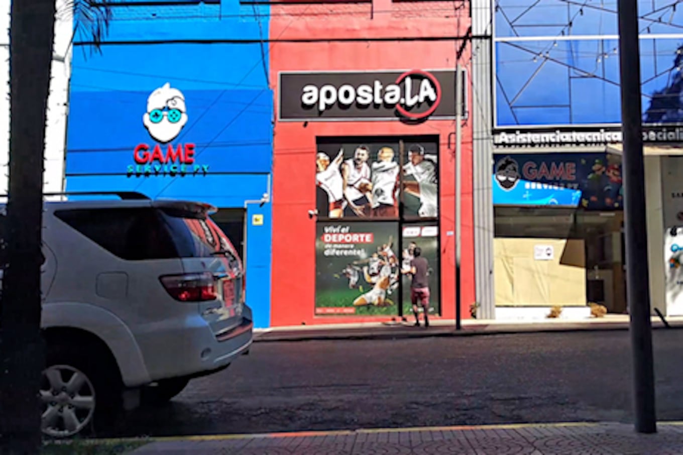 El local de Aposta.La del centro. La empresa mueve millones de dólares al año.