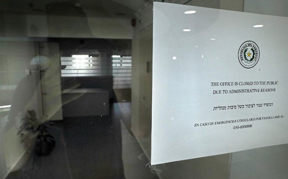 Un anuncio en la legación diplomática israelí en Paraguay. Representación cesa actividades consulares en octubre. Foto: Jewish Community @JComm_BlogFeeds, Twitter.