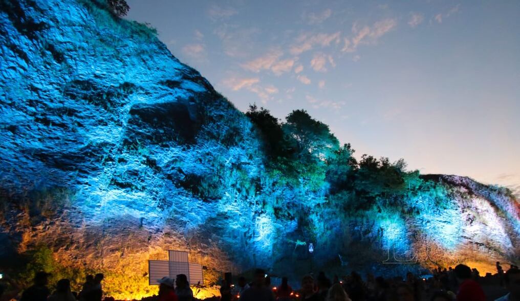 El juego de luces desplegado en todo el perímetro del cerro, le sumó realismo al evento. Foto: Fernando Riveros.