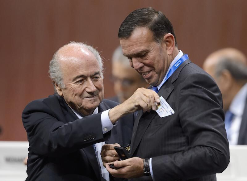 La FIFA reveló que su expresidente Joseph Blatter, y dos estrechos colaboradores de sus mandatos, Jérôme Valcke (exsecretario general) y Markus Kattner (exsecretario general adjunto) se repartieron 80 millones de dólares.