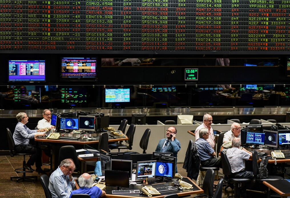 Los comerciantes trabajan en la Bolsa de Comercio de Buenos Aires, el 9 de marzo de 2020.  La bolsa de valores de Buenos Aires cayó más del 9,0 por ciento en la apertura del lunes en medio de temores sobre el coronavirus y la caída de los precios del petróleo. Foto: RONALDO SCHEMIDT / AFP.