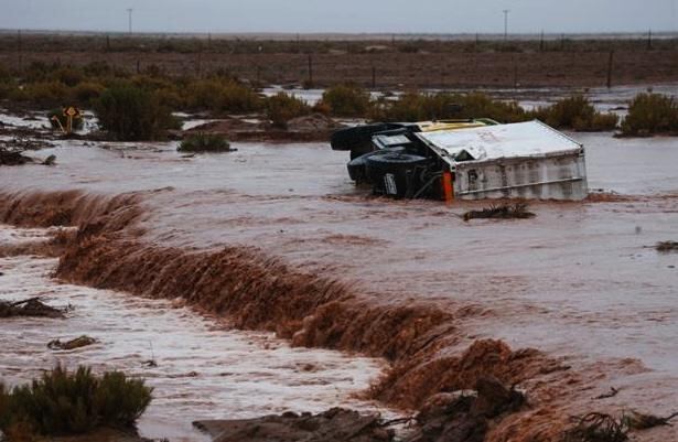 La fuerza del temporal no perdonó a este camión de gran porte que fue arrastrado por la potencia de la riada.[/caption]