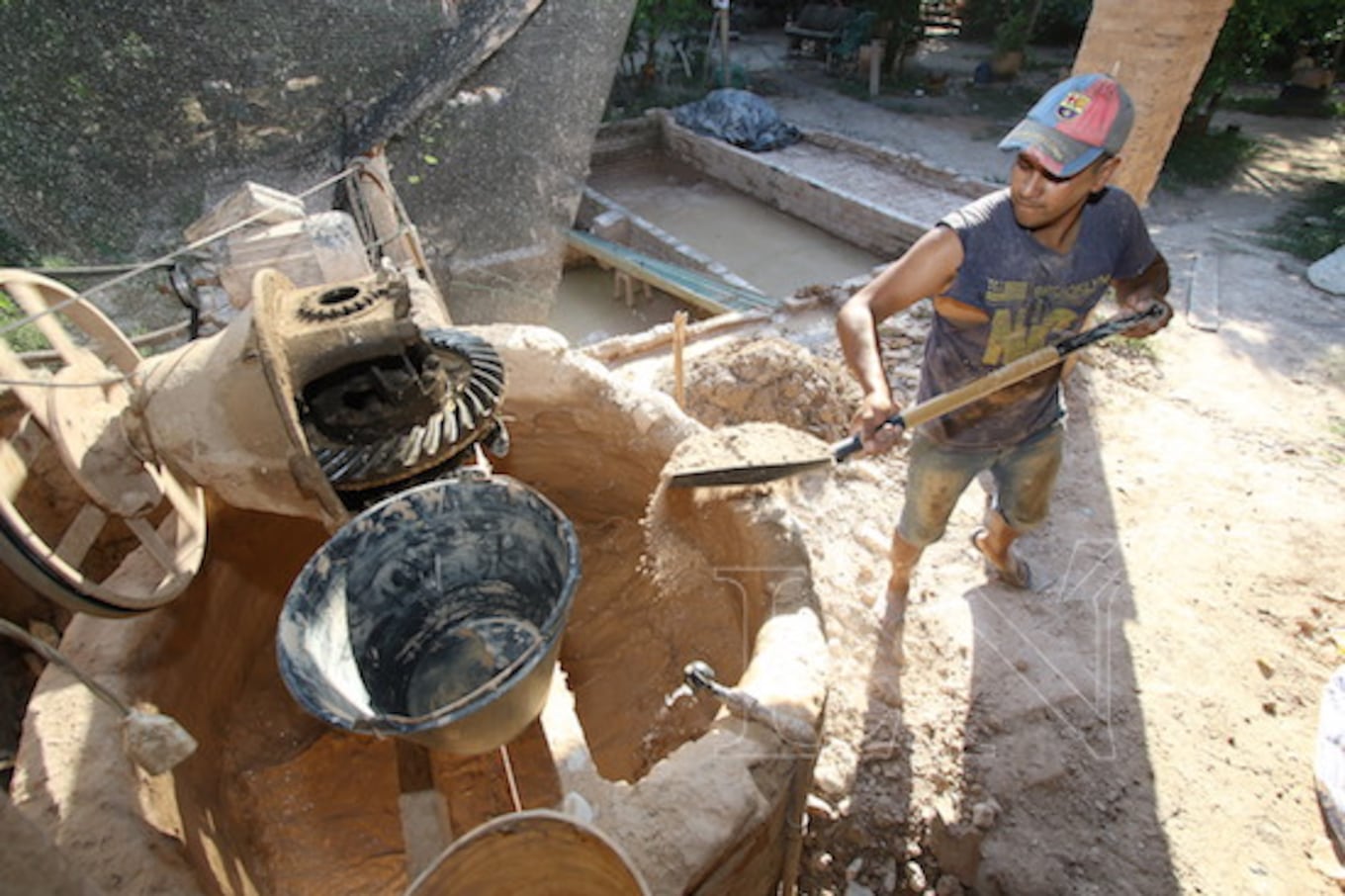 PASO 1: Se mezclan el caolín (arcilla blanca) y lodo negro pasando por una máquina mezcladora donde se utiliza agua para su combinación.