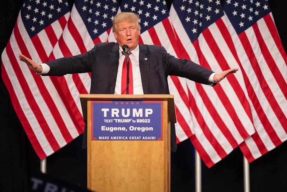 Donald Trump, estaba a la defensiva este domingo en dos asuntos que eran objeto de polémica pública.