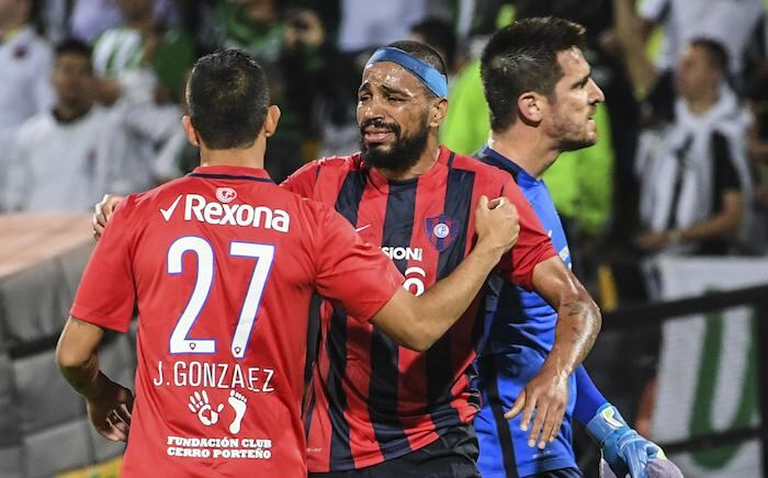 Alvaro Pereira sufre junto a Jorge González y Antony Silva la eliminación de Cerro Porteño en la semifinal de la Sudamericana.