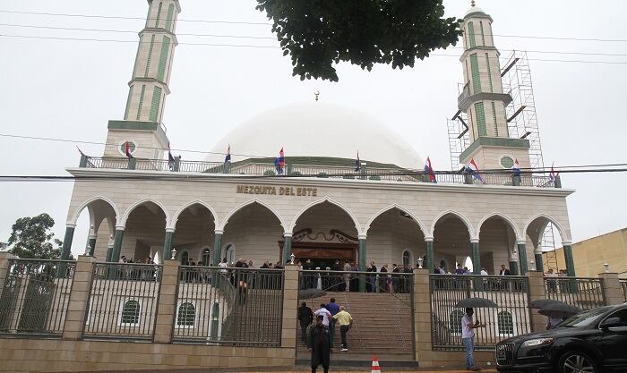 La imponente mezquita de Ciudad del Este fue inaugurada ayer con gran regocijo de la comunidad árabe. FOTO: CARLOS JURI