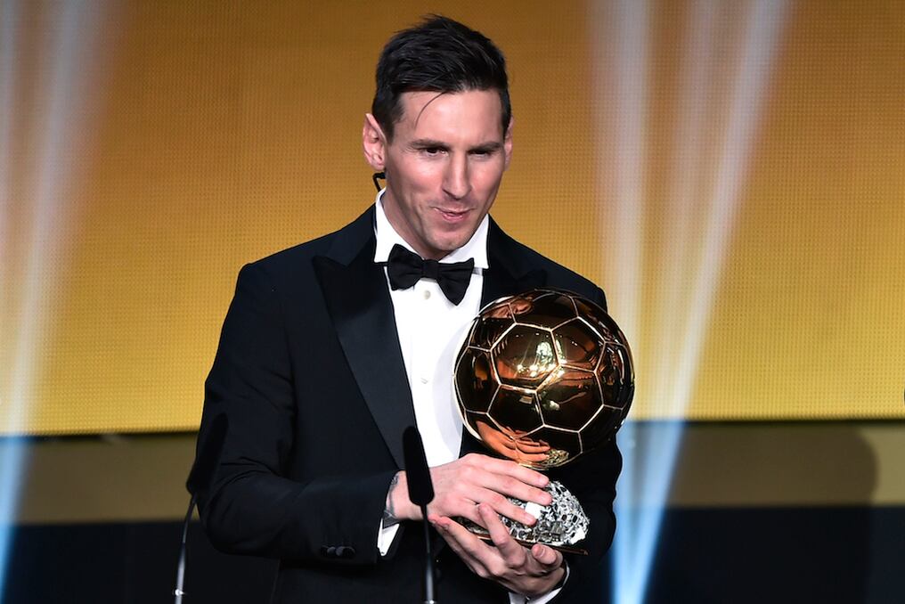 FC Barcelona and Argentina's forward  Lionel Messi holds his trophy after receiving the 2015 FIFA Ballon díOr award for player of the year during the 2015 FIFA Ballon d'Or award ceremony at the Kongresshaus in Zurich on January 11, 2016. AFP PHOTO / FABRICE COFFRINI / AFP / FABRICE COFFRINI